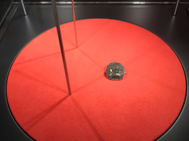 先看看比較細小的飾物吧。這個是胸針。