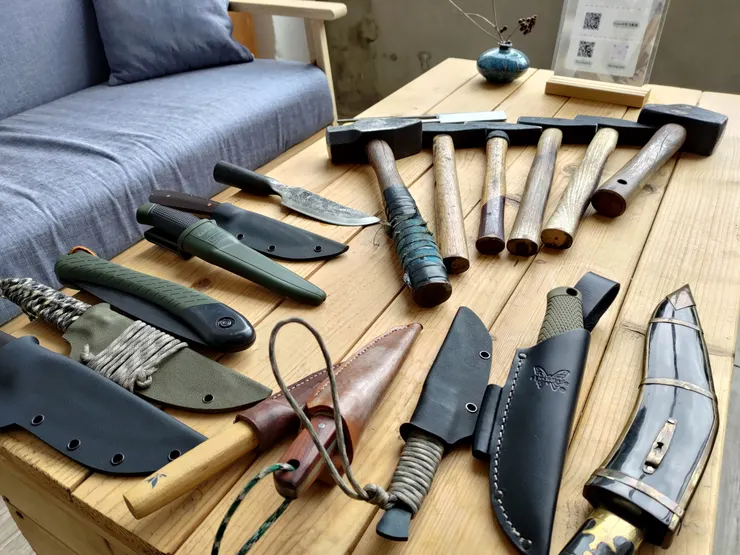 用一桌滿滿的工具和收藏迎接學員們