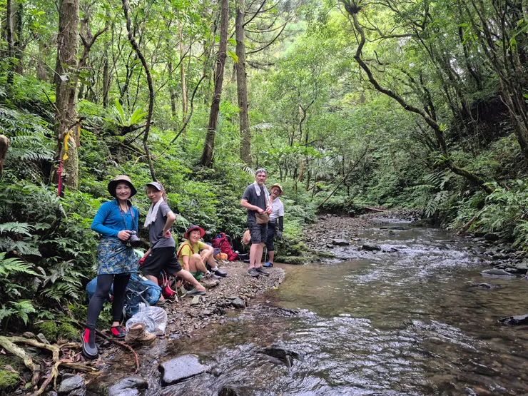 由鞍部土地公往太和山方向不久叉路取右，即可依登山條指示，下切溪谷，由此開始溪溯走水路。