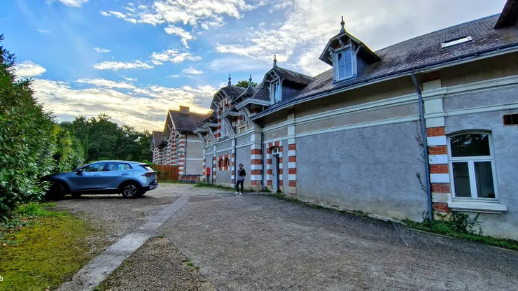 【稍事安頓後，出來晃晃。我們的休旅車雖是韓國製，停在那裡，有没有很歐洲的FU？】