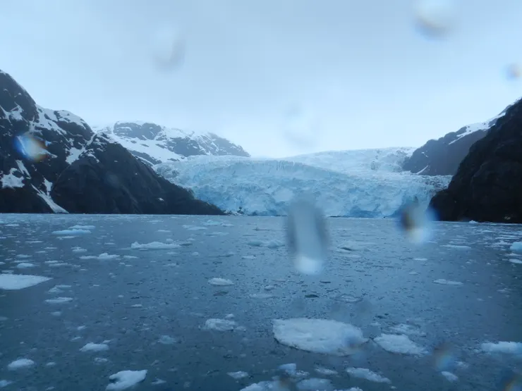 雨中航行至冰河前緣