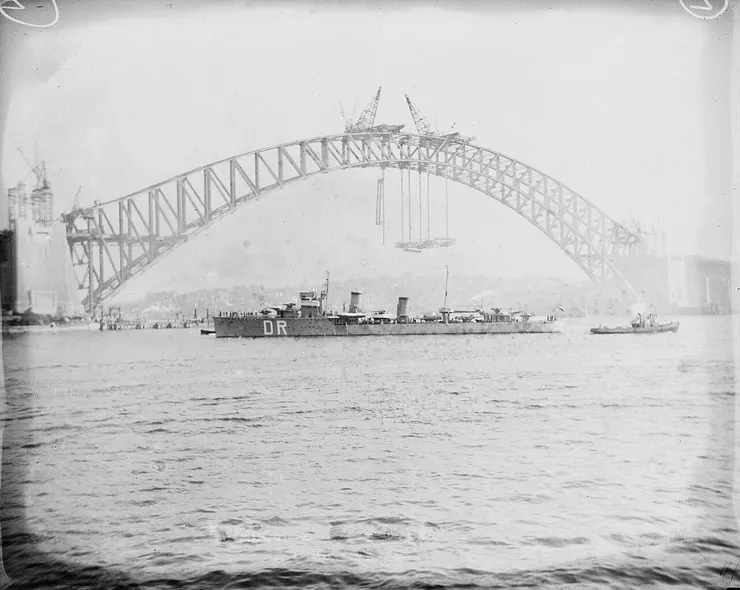 1930年10月3日，穿過雪梨海港大橋。