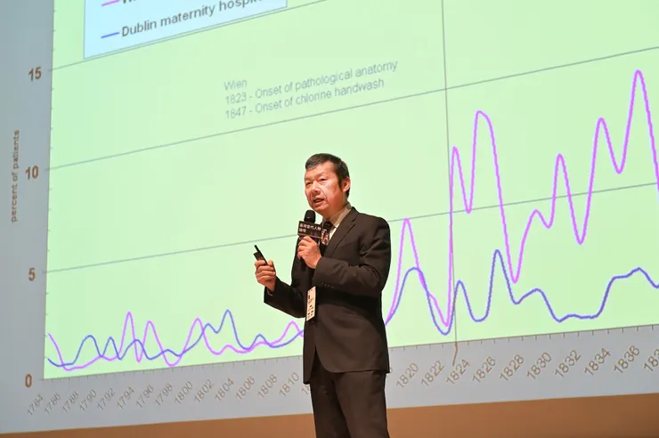 圖說:奇美醫院發起「學習型健康照護聯盟」,積極運用AI大數據分析,串連15家在地醫療院所,深入社區照護,期盼從源頭找出潛在患者族群。(資料來源:人物誌)