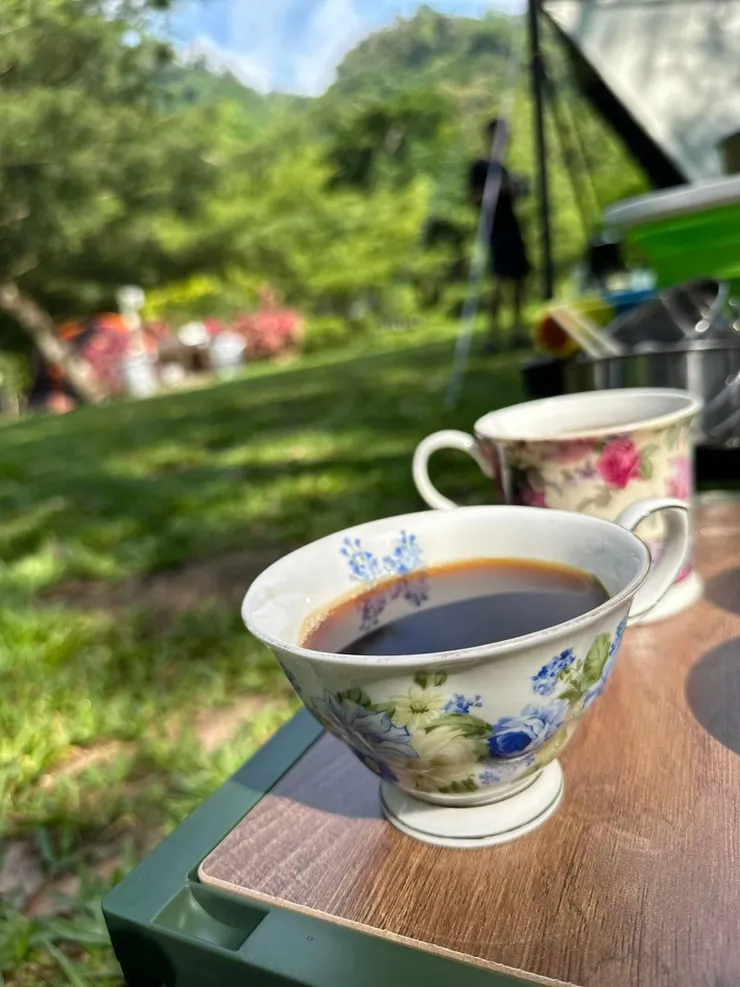 看我們多菜，帶著這種自己感覺浪漫🌹卻很難收拾的咖啡杯