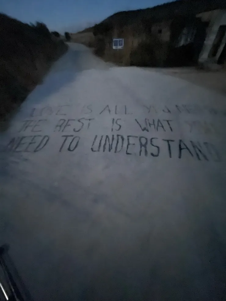 沒有路燈下僅能拍下的樣貌。< Love is all you need. >