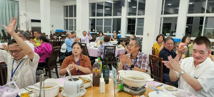 【在公司最後的盛宴大家乾一杯酒！惜別之旅只有報到當天在訓練所晚宴，接續3天都是在外吃飽才回來。】