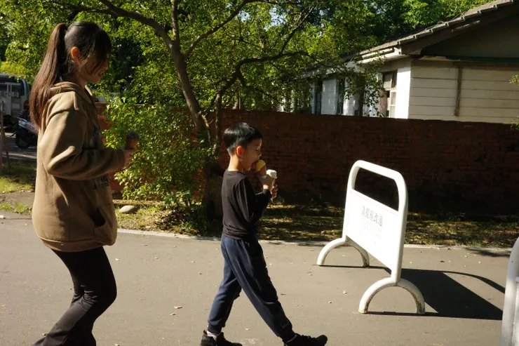 剛買完義大利冰淇淋的遊客