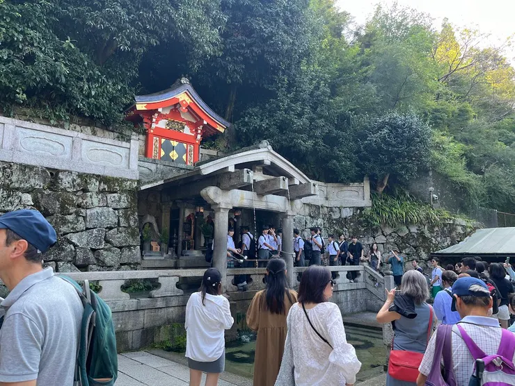 音羽瀑布，面對著瀑布從右到左分別是代表健康、愛情、學業。
