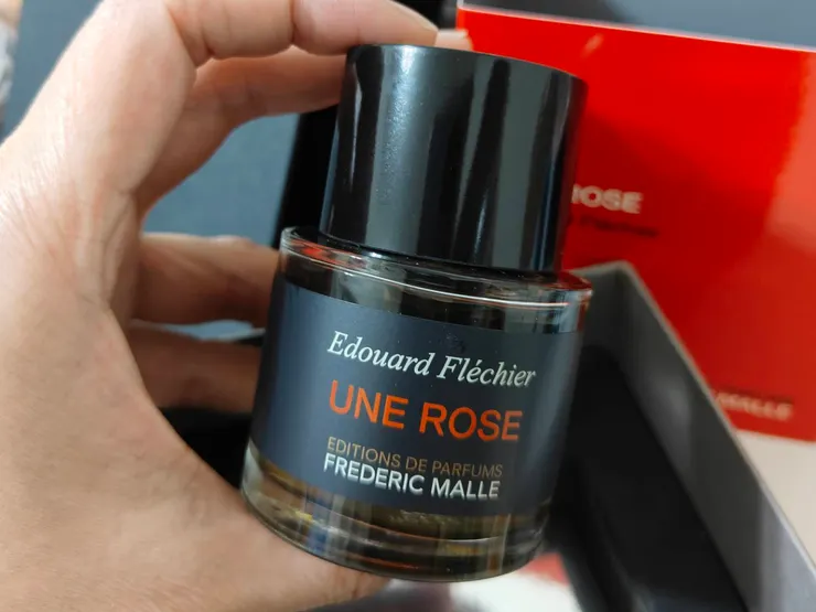 有人會用霸氣紅酒玫瑰來形容這支香水