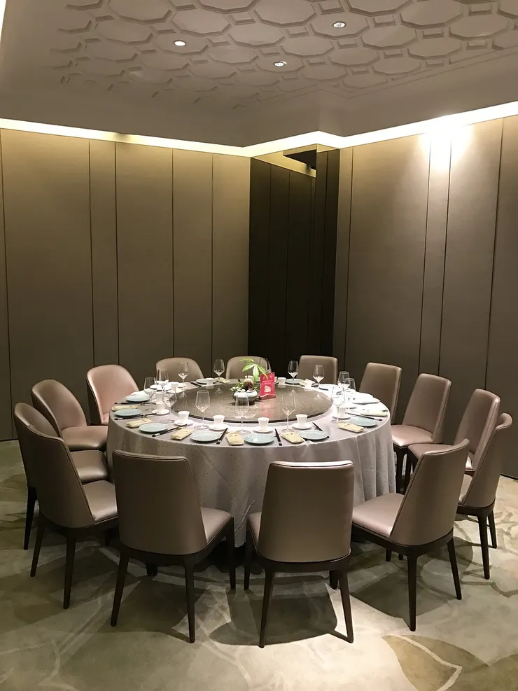 圓桌代表融合與和諧，但是有可能需要注意到檯面下的禮貌才會達成