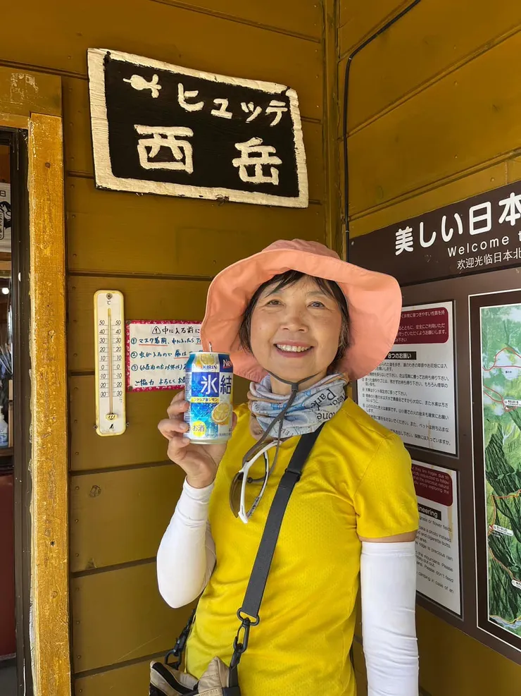 這時喝一罐冰結，清涼解渴！（西岳山屋）