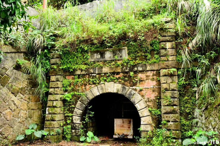 八番坑裡頭還有一輛小鑛車意象。坑門額上寫是明治三十三年(1900年)開坑