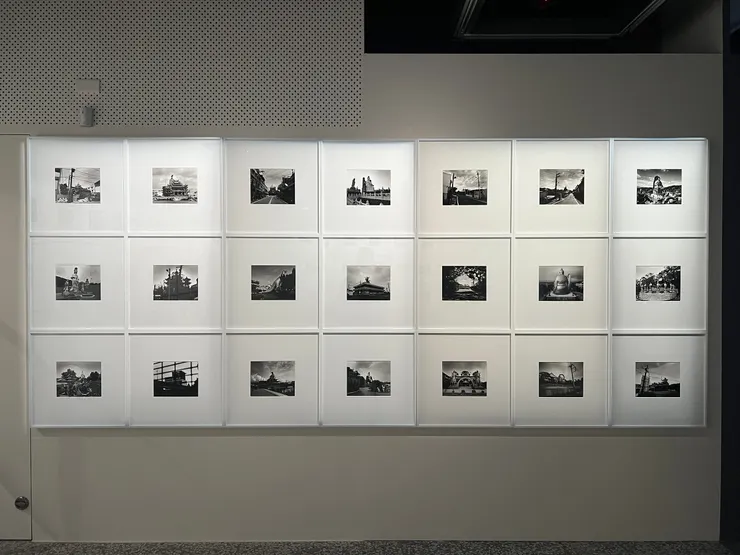 姚瑞中，《巨神連線》，2016–2020，平面攝影、三頻道錄像。本文作者拍攝。