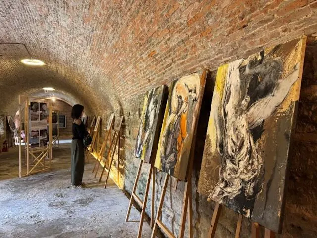 滬尾礮臺現正展出「被風帶走的土地－游雅茜個展」，作品充滿著印象派的「淡水感性」。〈淡古提供〉