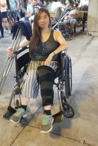 後來我就是這樣的造型在夏威夷機場度過兩天，然後在輪椅上一路被送回台灣....