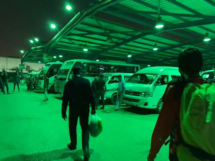 巴士站有很多小巴隨時可搭，人滿就發車。