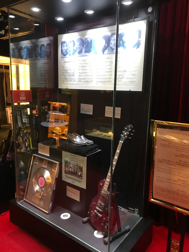 MJ簽名的物品本來有很多，但現在只剩下這幾件。