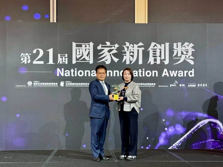 圖說：亞家生技榮獲第21屆國家新創獎，董事長李智慧（右）代表領獎，由食藥署主秘李明鑫（左）頒發獎座。（資料來源：亞家生技）