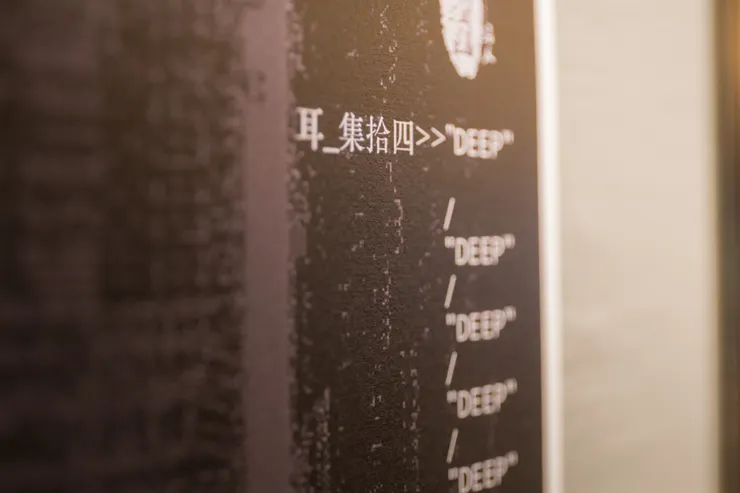 每一張預告海報，設計者依據該場實驗音樂演出者慣用聲音媒材、即興演出互動的理解和想像，組構視覺畫面。