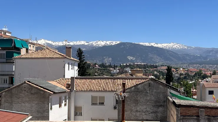 5樓曬衣看內華達山脈雪景