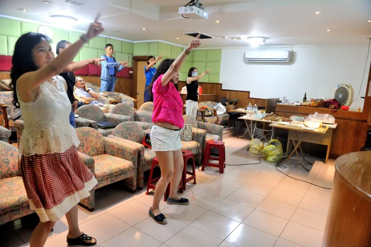 【二人如影隨形踩拍自在起舞婆裟】