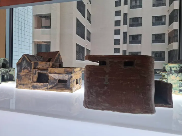 這件作品名字好像叫碉堡,被擺在玻璃窗前,對面是大樓,形成對比。