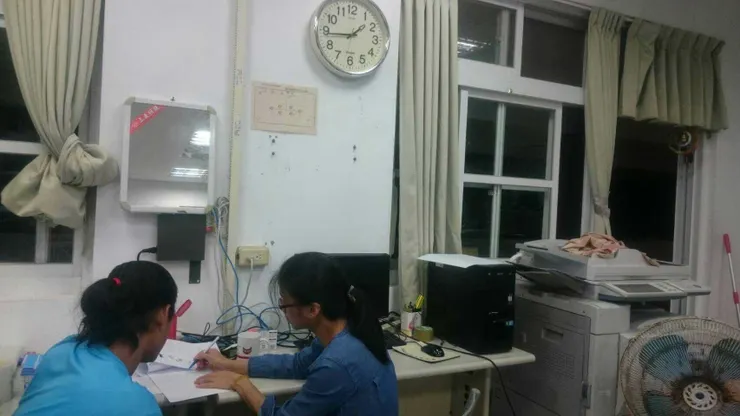 與嘉玲老師在教務處共備,討論數學課程內容