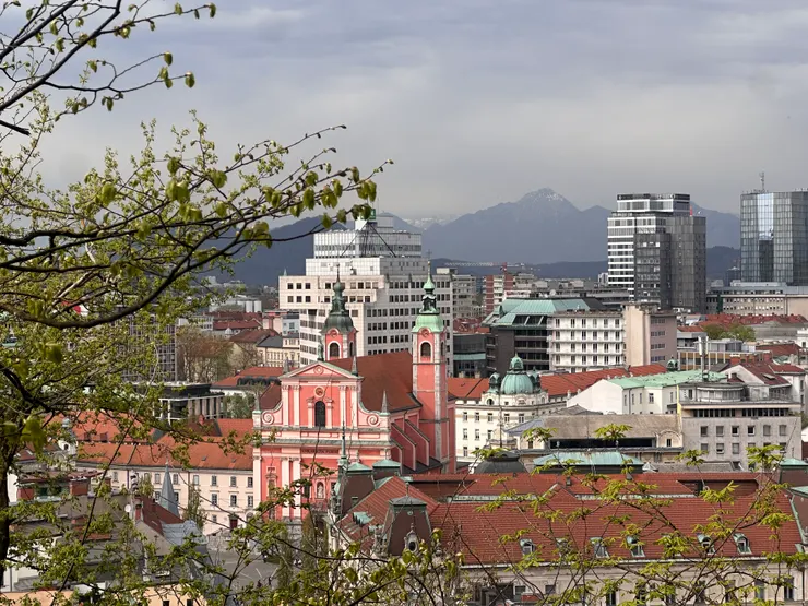 山坡上的風景：方濟會聖母領報教堂，粉紅色！真的很令人印象深刻，忍不住覺得很可愛！