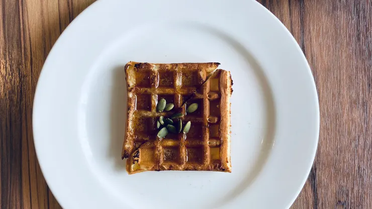 鬆餅加上琥珀色楓糖漿