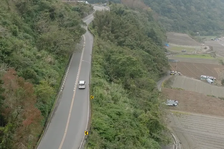 （圖說：伊甸交通車穿梭在宜蘭縣大同鄉的山徑，只為跨越距離，將服務送進每一個部落。）