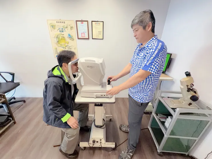 專業驗光流程，伍佰眼鏡老闆細心確認長輩的視力需求。