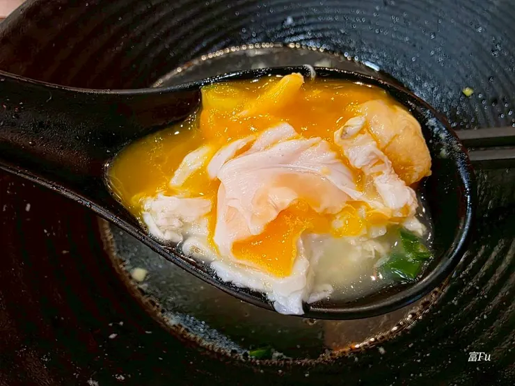 用照片感受一下，這種5~7分熟蛋不用太多形容，一口吃下去就對了，超級舒服!
