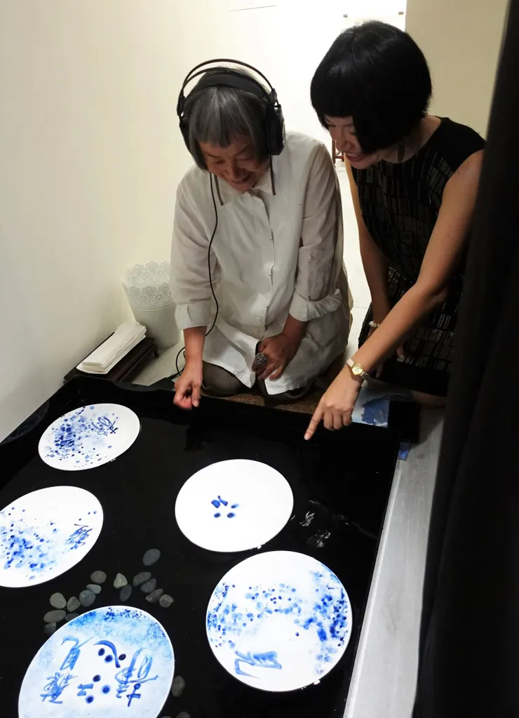 觀賞作品「聽之以氣」。由左至右:服裝設計師洪麗芬、藝術家江心靜。