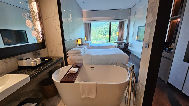 台北士林萬麗酒店的蛋形浴缸和高雄洲際酒店同等級!高檔飯店標配!英雄所見略同!