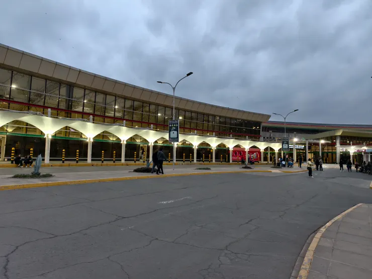 抵達奈洛比機場後，在移民局花很長時間弄簽證，同班機乘客都入境了，只剩我一人。出機場時天色已暗，幸好接機的人還等著。