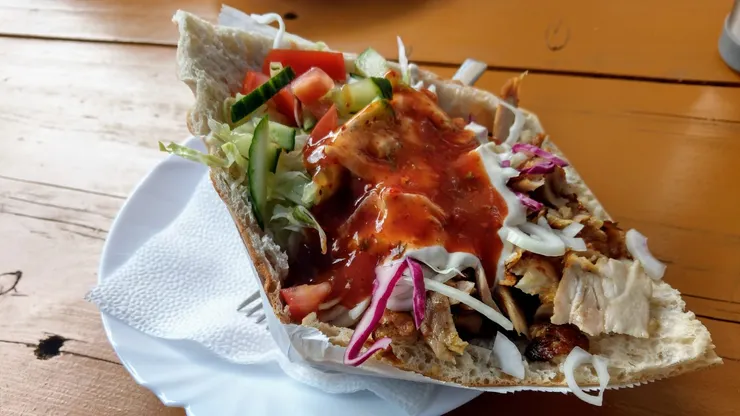 平民美食Döner，土耳其肉夾饃，菜多到夾不起來