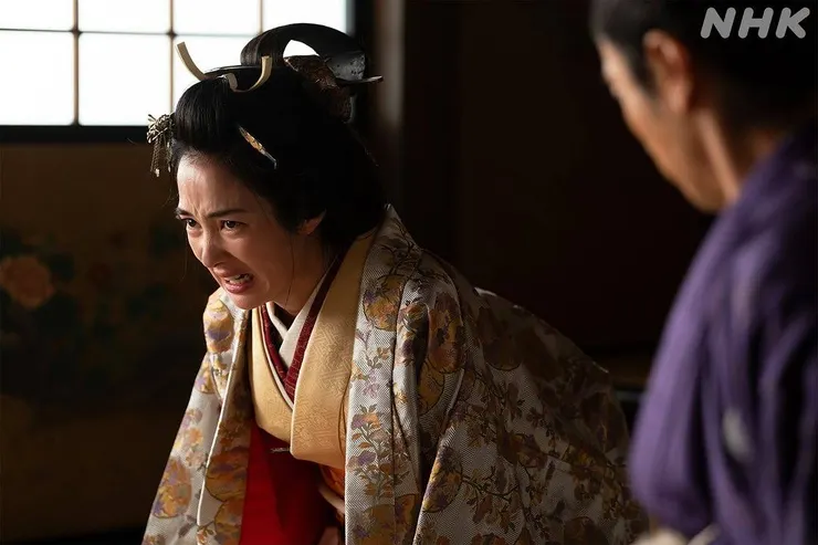 崩潰到咬下指甲的家基生母阿知保夫人