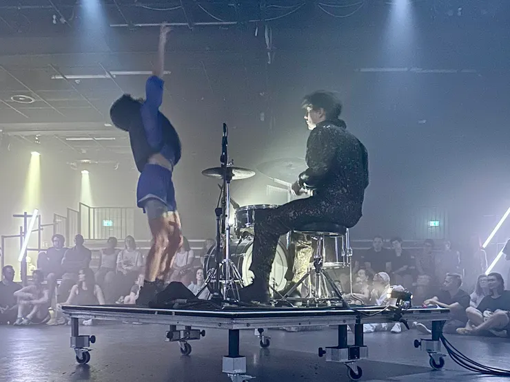 Mélissa Guex 自編自跳的作品《DOWN (full album)》驚喜和能量滿點，還隱含著非常政治的議題。我在維也納的最後一晚看了這個演出，直接變成我在整個藝術節裡最愛的節目（sorry 了各位大師）