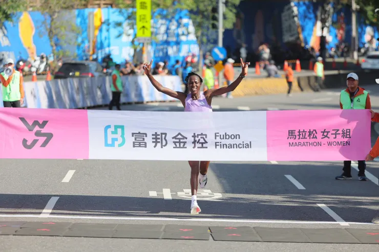 2026新北市萬金石馬拉松，馬拉松女子組肯亞Catherine CHEROTICH，以2小時32分32秒，率先衝線。