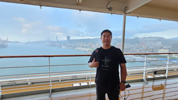 我們的船正準備180度調頭駛離基隆港!