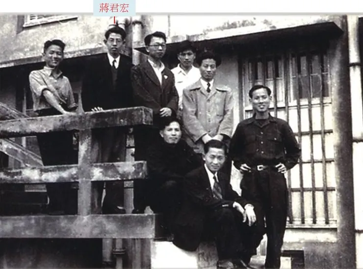 因為工學博物館設立的緣故，一條原本甚少人走的樓梯，被保留下來，成為打卡的新標的。 最早來此打卡的是一群年輕帥氣的機械系老師與職員，其中一位就是蔣君宏老師，時間應該是1950年左右。