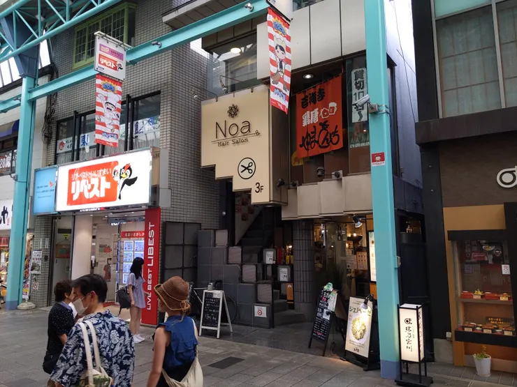 店家位於地下一樓，須從Noa的樓梯下樓