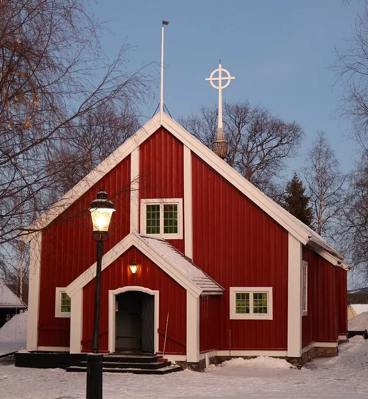 博物館旁的當地教堂,很溫馨可愛可以進去走走,但要注意打烊時間是 15:00。