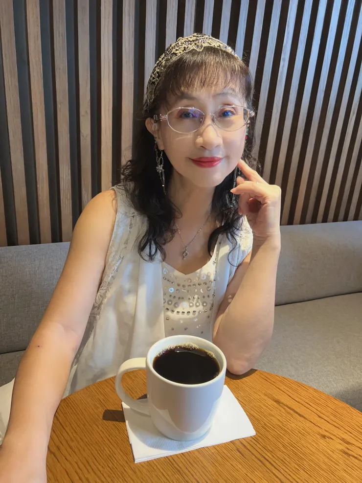 曾任中華民國道家學術研究會監事、交通部中央氣象局、板橋萬華社大、竹北竹東社區大學資歷超過數十載的占卜名師黃翠華老師