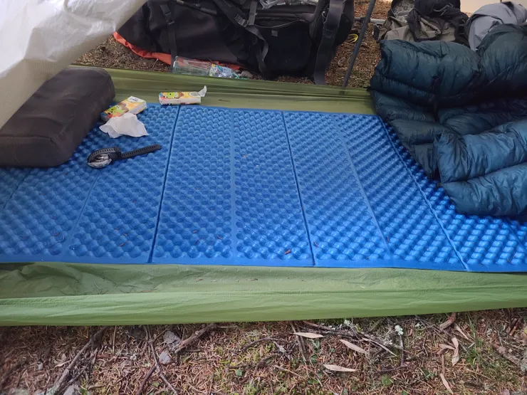 晚上睡覺保暖全上了，背部還是覺得有寒意往上竄，尤其用手壓睡墊感受明顯。睡墊R值似乎不夠該換了，裝備沒壞就捨不得換