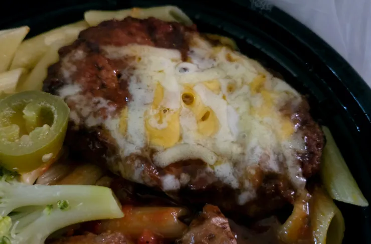 漢堡排上面有融化的起司，口感昇華