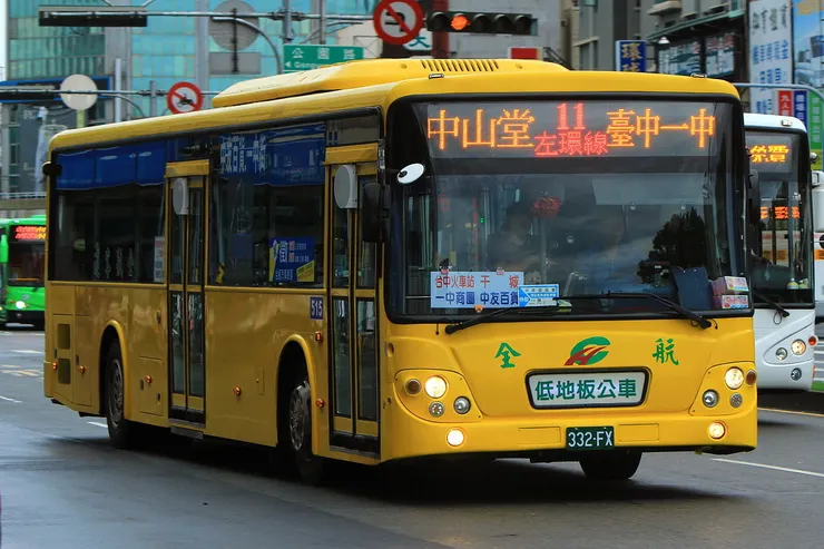 公車，來源：維基百科