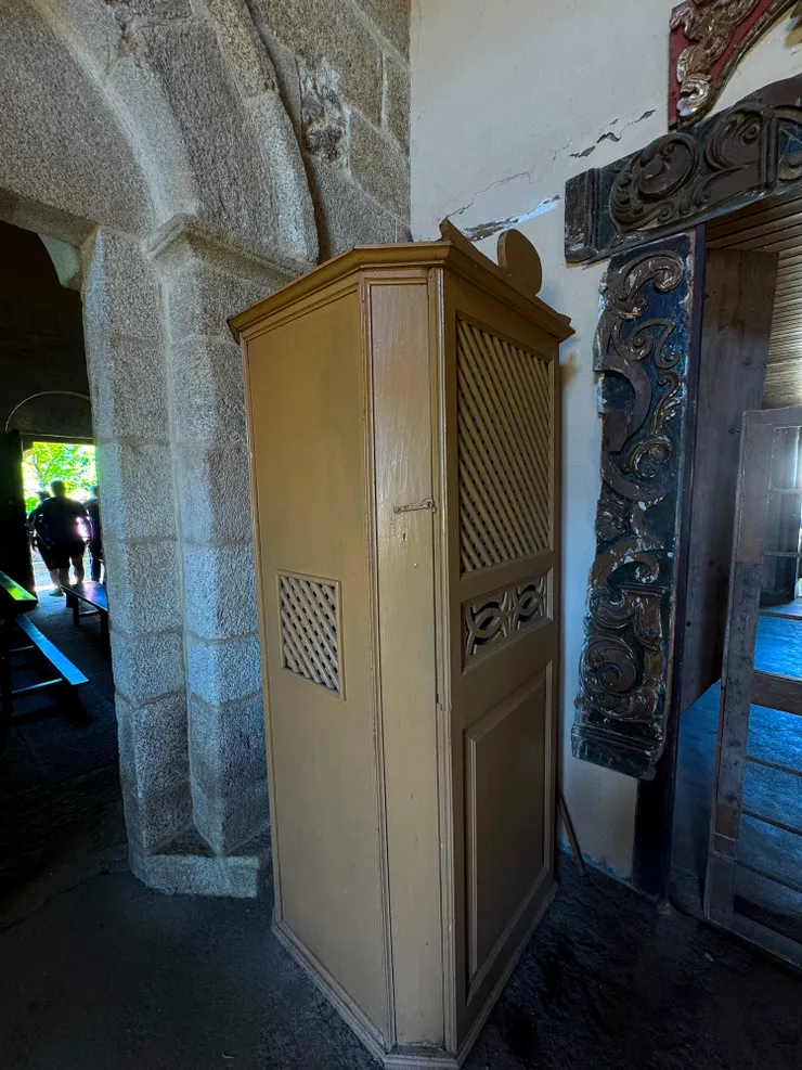 這個我知道～～是告解室（電視劇都嘛有這咖～～