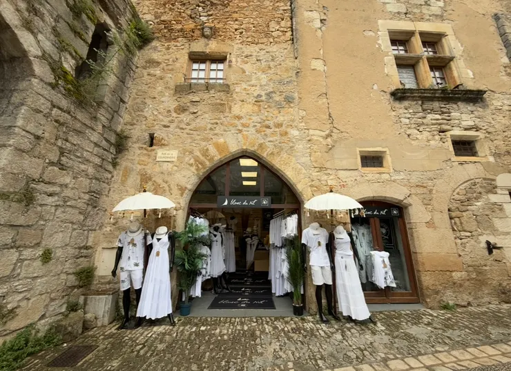 賣純白的衣裳是小店的特色