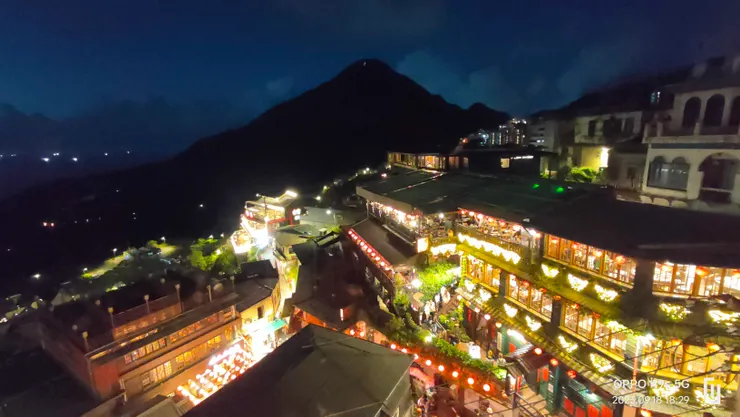 夜幕下的阿妹茶館